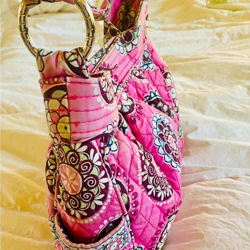 Pretty Vera Bradley purse Magnetic closure two side pockets on outside